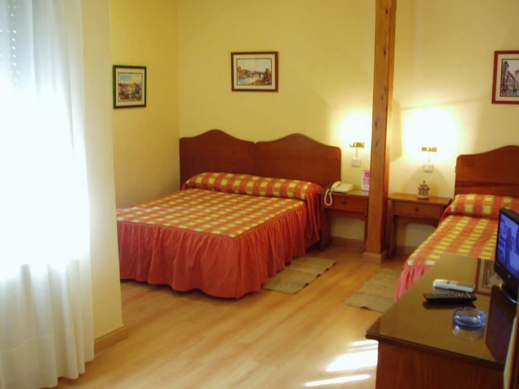 Hostal Santo Tome Toledo Bagian luar foto